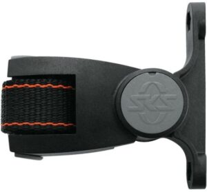 מתאם למתקן בקבוקים לאופניים מבית SKS - צבע שחור